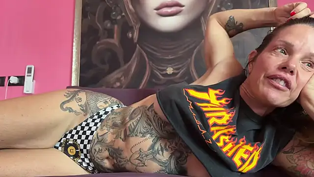 Snapshot of mommyselenafit_ chatting on 09.29.25 mommyselenafit online show from 09.29.25