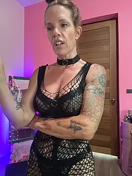 Snapshot of mommyselenafit_ chatting on 05.30.26 mommyselenafit online show from 05.30.26
