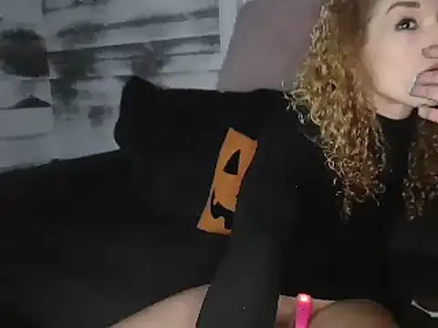 Snapshot of AshleyRain chatting on 10.09.25 AshleyRain online show from 10.09.25