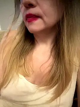 Snapshot of Susanel chatting on 10.04.25 Susanel online show from 10.04.25