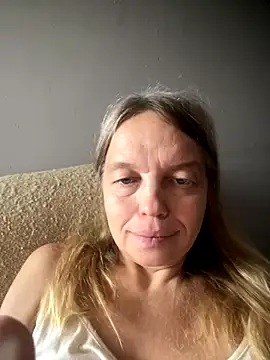 Snapshot of Susanel chatting on 10.11.25 Susanel online show from 10.11.25