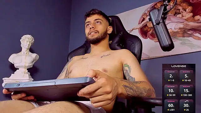 Snapshot of alessandro_duty chatting on 12.14.24 alessandro duty online show from 12.14.24