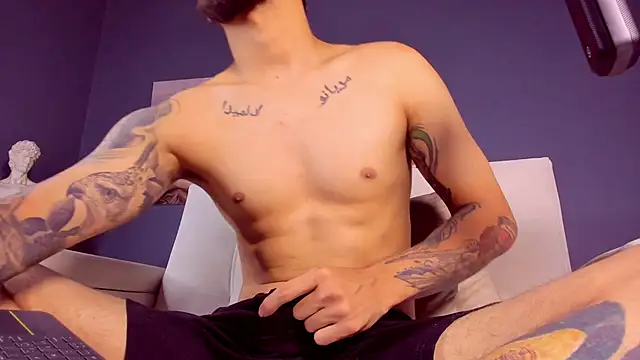 Snapshot of alessandro_duty chatting on 01.01.25 alessandro duty online show from 01.01.25