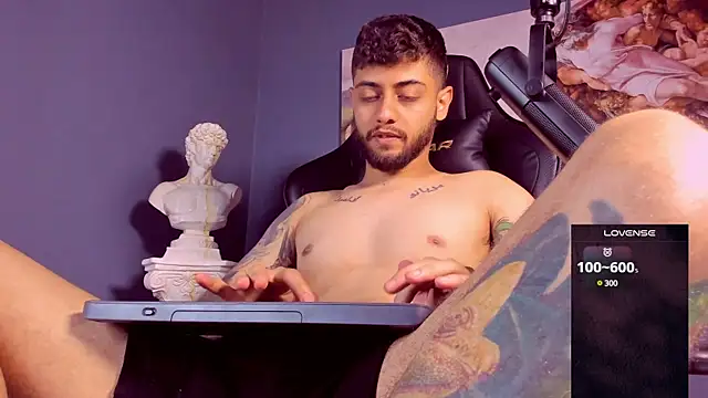 Snapshot of alessandro_duty chatting on 01.04.25 alessandro duty online show from 01.04.25