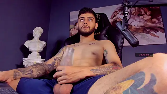 Snapshot of alessandro_duty chatting on 01.14.25 alessandro duty online show from 01.14.25