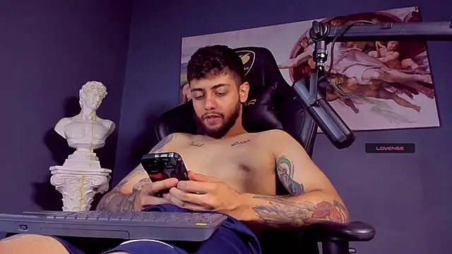 Snapshot of alessandro_duty chatting on 01.14.25 alessandro duty online show from 01.14.25