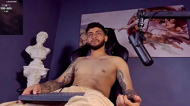 Snapshot of alessandro_duty chatting on 01.31.25 alessandro duty online show from 01.31.25