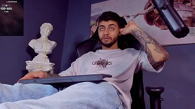 Snapshot of alessandro_duty chatting on 02.14.25 alessandro duty online show from 02.14.25