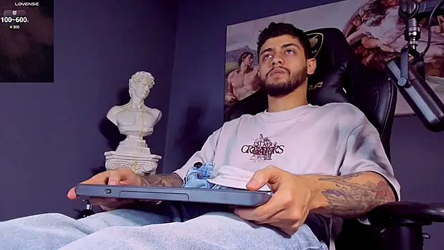 Snapshot of alessandro_duty chatting on 03.01.25 alessandro duty online show from 03.01.25