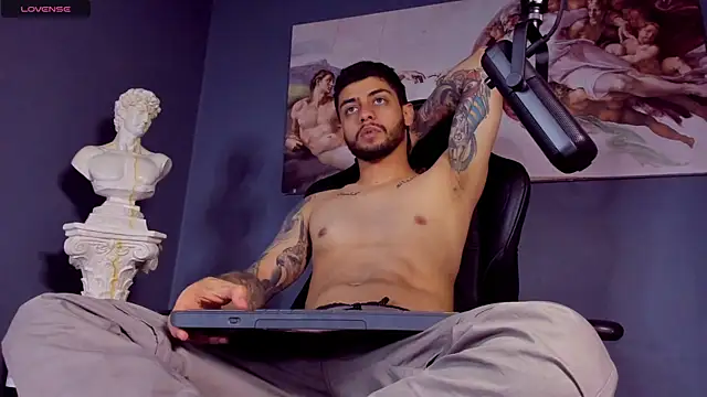 Snapshot of alessandro_duty chatting on 03.18.25 alessandro duty online show from 03.18.25