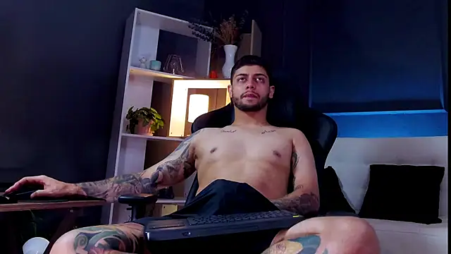 Snapshot of alessandro_duty chatting on 10.15.25 alessandro duty online show from 10.15.25