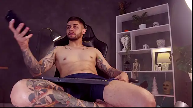 Snapshot of alessandro_duty chatting on 10.18.25 alessandro duty online show from 10.18.25