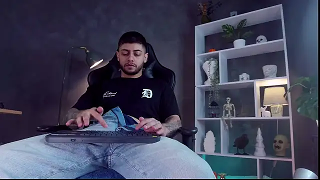 Snapshot of alessandro_duty chatting on 10.18.25 alessandro duty online show from 10.18.25