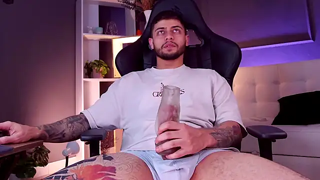 Snapshot of alessandro_duty chatting on 10.25.25 alessandro duty online show from 10.25.25