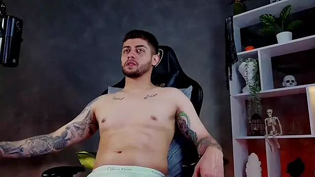 Snapshot of alessandro_duty chatting on 10.29.25 alessandro duty online show from 10.29.25