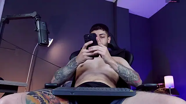 Snapshot of alessandro_duty chatting on 10.30.25 alessandro duty online show from 10.30.25