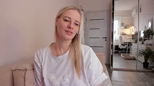 Snapshot of HILT_ON chatting on 11.04.25 HILT ON online show from 11.04.25