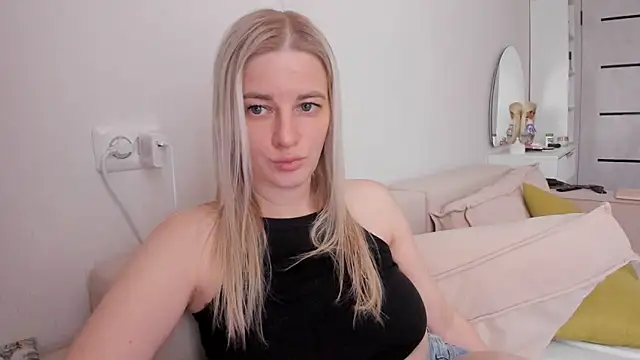 Snapshot of HILT_ON chatting on 11.09.25 HILT ON online show from 11.09.25