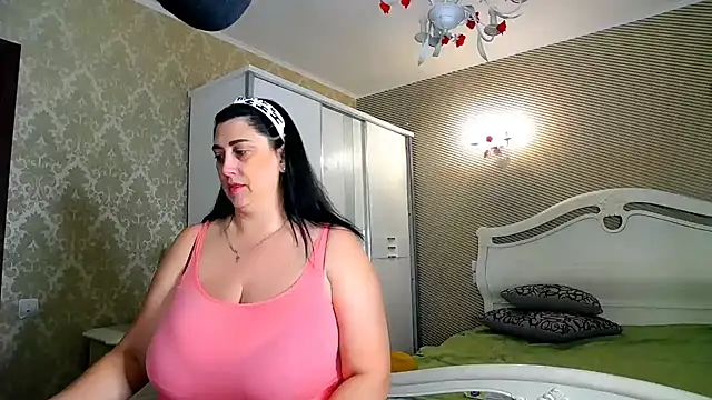 Snapshot of Evelyn_Shy chatting on 01.28.25 Evelyn Shy online show from 01.28.25