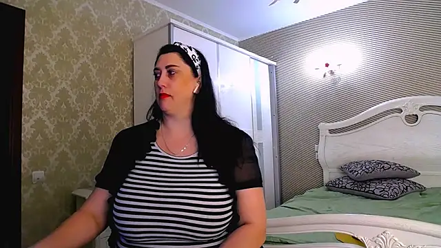 Snapshot of Evelyn_Shy chatting on 02.25.25 Evelyn Shy online show from 02.25.25