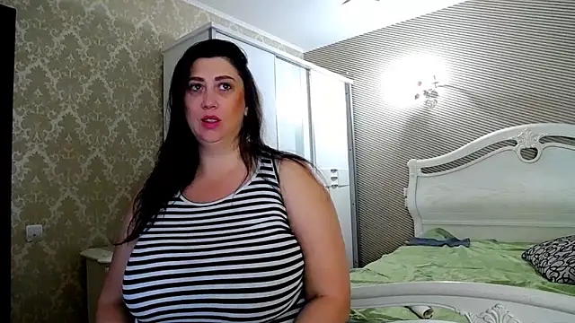 Snapshot of Evelyn_Shy chatting on 10.21.25 Evelyn Shy online show from 10.21.25