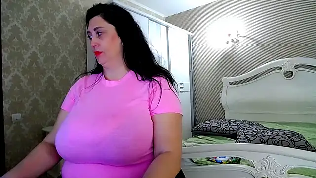 Snapshot of Evelyn_Shy chatting on 10.26.25 Evelyn Shy online show from 10.26.25