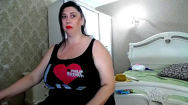 Snapshot of Evelyn_Shy chatting on 10.28.25 Evelyn Shy online show from 10.28.25