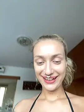 Snapshot of MonicaMilz chatting on 02.03.25 MonicaMilz online show from 02.03.25