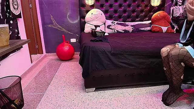 Snapshot of AlexHoe_ chatting on 02.07.25 AlexHoe online show from 02.07.25