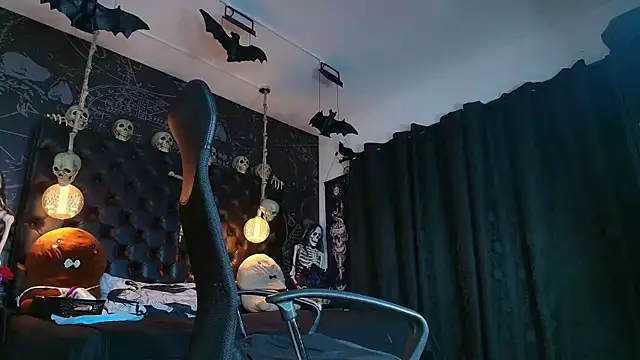 Snapshot of AlexHoe_ chatting on 11.06.25 AlexHoe online show from 11.06.25