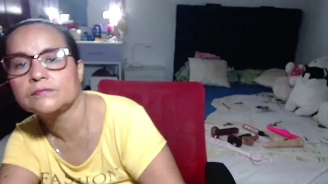 Snapshot of pervert_mommy_ chatting on 06.26.26 pervert mommy online show from 06.26.26