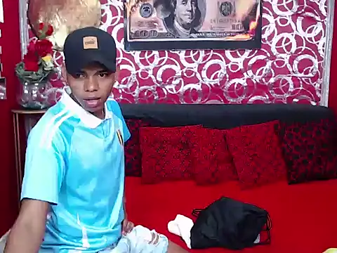 Snapshot of PEINBOYS chatting on 10.03.25 PEINBOYS online show from 10.03.25