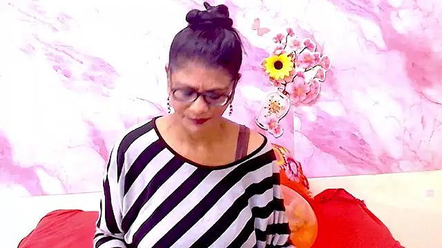 Snapshot of IndianAllure chatting on 02.17.26 IndianAllure online show from 02.17.26