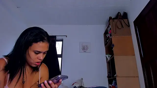 Snapshot of AlondraDiossa03 chatting on 10.29.25 AlondraDiossa03 online show from 10.29.25