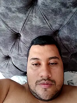 Snapshot of santi_hothot chatting on 10.04.25 santi hothot online show from 10.04.25