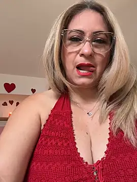 Snapshot of x_elena_x chatting on 02.14.25 x elena x online show from 02.14.25