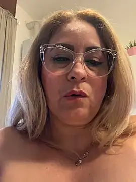 Snapshot of x_elena_x chatting on 02.26.25 x elena x online show from 02.26.25