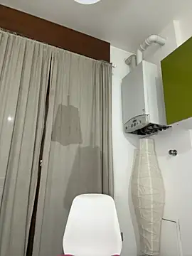 Snapshot of x_elena_x chatting on 10.04.25 x elena x online show from 10.04.25