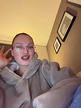 Snapshot of denisestar10 chatting on 02.04.25 denisestar10 online show from 02.04.25