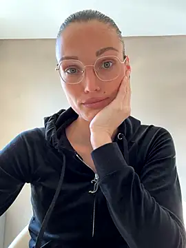 Snapshot of denisestar10 chatting on 09.24.25 denisestar10 online show from 09.24.25