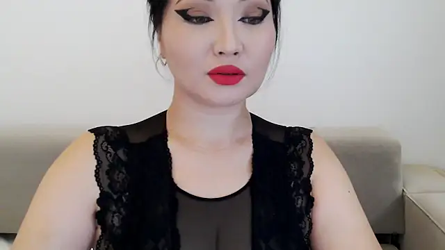 Snapshot of DanyMin chatting on 10.24.25 DanyMin online show from 10.24.25