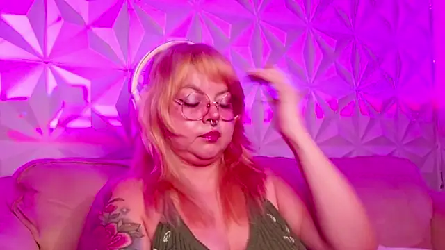 Snapshot of Satyn_doll chatting on 10.02.25 Satyn doll online show from 10.02.25