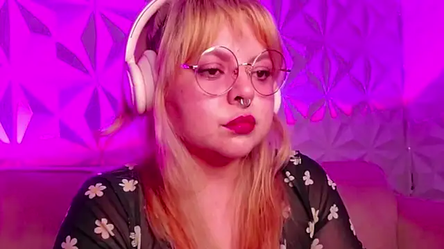 Snapshot of Satyn_doll chatting on 10.04.25 Satyn doll online show from 10.04.25