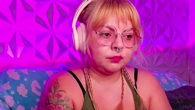 Snapshot of Satyn_doll chatting on 10.05.25 Satyn doll online show from 10.05.25