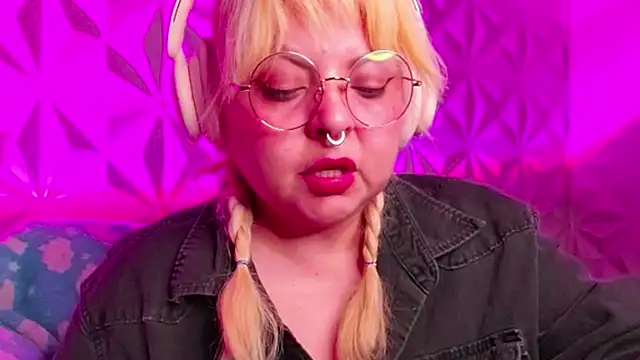 Snapshot of Satyn_doll chatting on 10.17.25 Satyn doll online show from 10.17.25