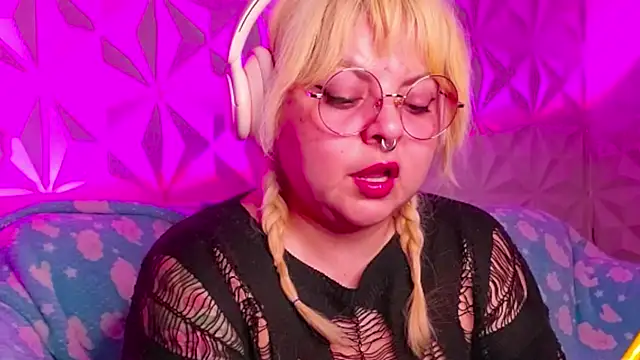 Snapshot of Satyn_doll chatting on 10.17.25 Satyn doll online show from 10.17.25