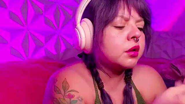 Snapshot of Satyn_doll chatting on 10.21.25 Satyn doll online show from 10.21.25