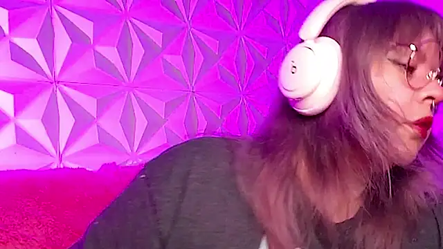 Snapshot of Satyn_doll chatting on 10.27.25 Satyn doll online show from 10.27.25