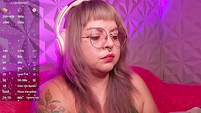 Snapshot of Satyn_doll chatting on 11.11.25 Satyn doll online show from 11.11.25