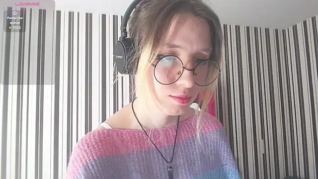 Snapshot of _Hanna_Moon_ chatting on 12.19.24 Hanna Moon online show from 12.19.24